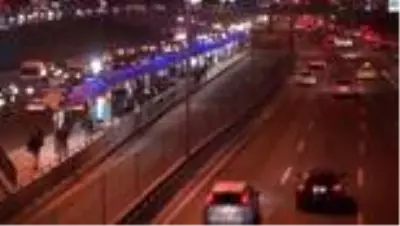 Sokağa çıkma kısıtlamasına 1 saat kala İstanbul'da trafik ve metrobüs yoğunluğu Sokağa çıkma kısıtlamasına 1 saat kala İstanbul'da trafik ve metrobüs yoğunluğu