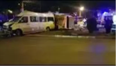 Tarım işçilerini taşıyan midibüs ile minibüs çarpıştı: 16 yaralı