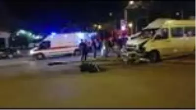 Tarım işçilerini taşıyan midibüs ile minibüs çarpıştı: 16 yaralı