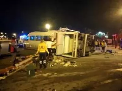 Tarım işçilerini taşıyan midibüs ile minibüs çarpıştı: 16 yaralı