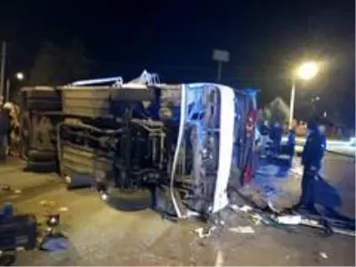 Tarım işçilerini taşıyan midibüs ile minibüs çarpıştı: 16 yaralı