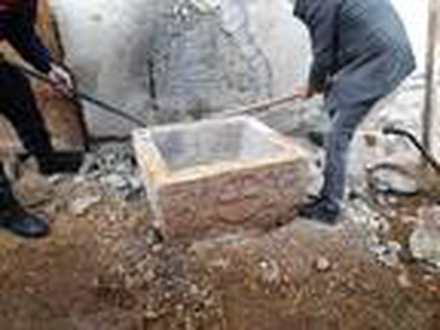 Tarlada bulduğu 1200 yıllık taş vaftiz teknesini satmaya çalışırken yakalandı