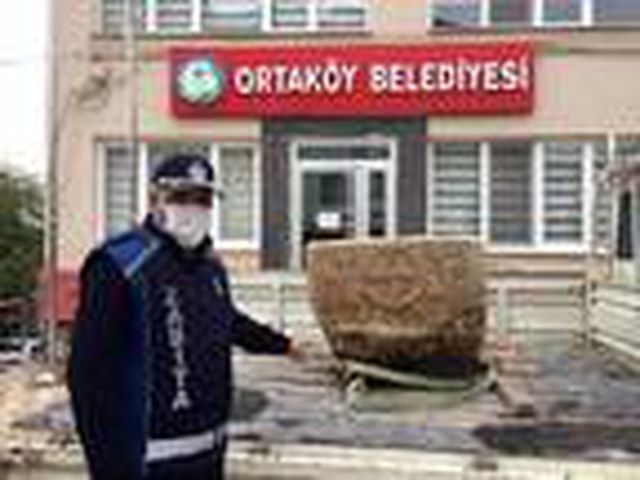 Tarlada bulduğu 1200 yıllık taş vaftiz teknesini satmaya çalışırken yakalandı