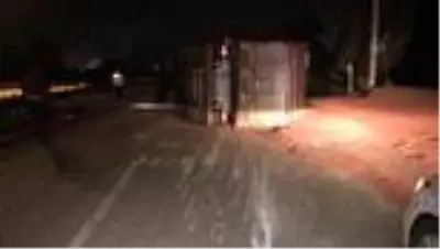 Tırın devrilmesi sonucu D-100 karayolu fındıkla kaplandı Tırın devrilmesi sonucu D-100 karayolu fındıkla kaplandı