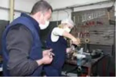 Tornacılık yapan Dilek, erkek ustalara taş çıkarıyor