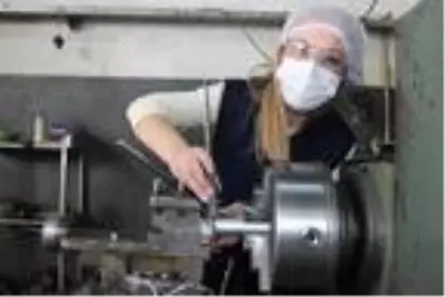 Tornacılık yapan Dilek, erkek ustalara taş çıkarıyor