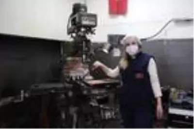 Tornacılık yapan Dilek, erkek ustalara taş çıkarıyor