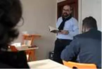 Türkçe konuşamıyordu, öğretmen oldu, 2 kitap çıkardı Türkçe konuşamıyordu, öğretmen oldu, 2 kitap çıkardı