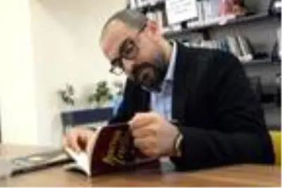 Türkçe konuşamıyordu, öğretmen oldu, 2 kitap çıkardı Türkçe konuşamıyordu, öğretmen oldu, 2 kitap çıkardı