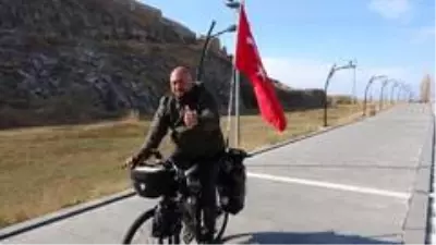 Türkiye'yi Avrupa ülkelerine tanıtmak için 72 gündür pedal çeviriyor Türkiye'yi Avrupa ülkelerine tanıtmak için 72 gündür pedal çeviriyor