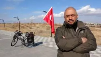 Türkiye'yi Avrupa ülkelerine tanıtmak için 72 gündür pedal çeviriyor Türkiye'yi Avrupa ülkelerine tanıtmak için 72 gündür pedal çeviriyor