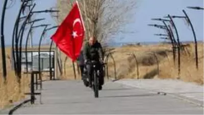 Türkiye'yi Avrupa ülkelerine tanıtmak için 72 gündür pedal çeviriyor Türkiye'yi Avrupa ülkelerine tanıtmak için 72 gündür pedal çeviriyor