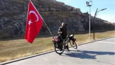 Türkiye'yi Avrupa ülkelerine tanıtmak için 72 gündür pedal çeviriyor Türkiye'yi Avrupa ülkelerine tanıtmak için 72 gündür pedal çeviriyor