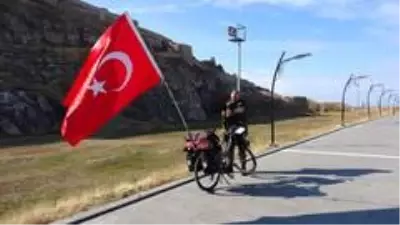 Türkiye'yi Avrupa ülkelerine tanıtmak için 72 gündür pedal çeviriyor Türkiye'yi Avrupa ülkelerine tanıtmak için 72 gündür pedal çeviriyor