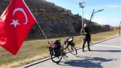 Türkiye'yi Avrupa ülkelerine tanıtmak için 72 gündür pedal çeviriyor Türkiye'yi Avrupa ülkelerine tanıtmak için 72 gündür pedal çeviriyor