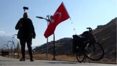 Türkiye'yi Avrupa ülkelerine tanıtmak için 72 gündür pedal çeviriyor Türkiye'yi Avrupa ülkelerine tanıtmak için 72 gündür pedal çeviriyor
