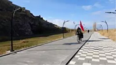 Türkiye'yi Avrupa ülkelerine tanıtmak için 72 gündür pedal çeviriyor Türkiye'yi Avrupa ülkelerine tanıtmak için 72 gündür pedal çeviriyor