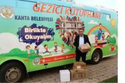 Umuda Yolculuk Ekibinden Kahta Belediyesi Gezici Kütüphanesine Kitap Desteği Umuda Yolculuk Ekibinden Kahta Belediyesi Gezici Kütüphanesine Kitap Desteği