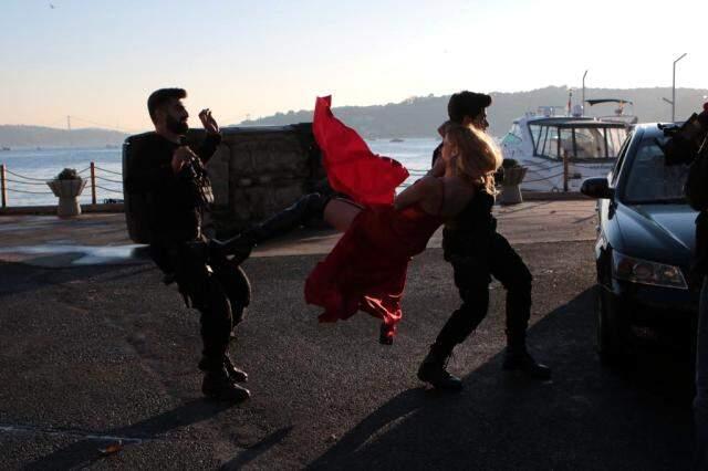 Wilma Elles ve Atakan Taşur'dan aksiyon filmlerini aratmayan reklam