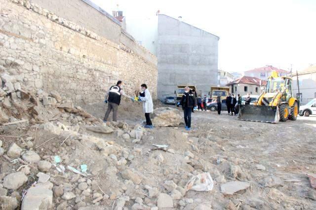 Yıkılmış metruk evde insan kafatası ve kemikler bulundu Yıkılmış metruk evde insan kafatası ve kemikler bulundu