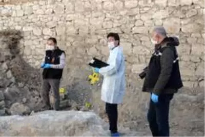 Yıkılmış metruk evde insan kafatası ve kemikler bulundu Yıkılmış metruk evde insan kafatası ve kemikler bulundu