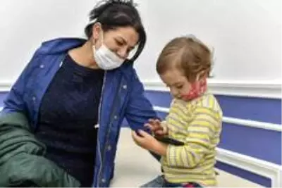 2,5 yaşındaki Rabia'nın protez kol sevinci