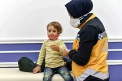 2,5 yaşındaki Rabia'nın protez kol sevinci
