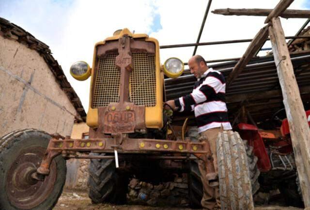 2 bin liraya satın aldığı traktöre gözü gibi bakıyor: Sesini duyan benim geldiğimi anlıyorlar