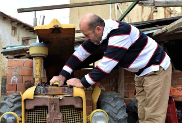2 bin liraya satın aldığı traktöre gözü gibi bakıyor: Sesini duyan benim geldiğimi anlıyorlar