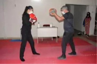 Ağrılı kick boksçular milli sporcu olmak için ter döküyor Ağrılı kick boksçular milli sporcu olmak için ter döküyor