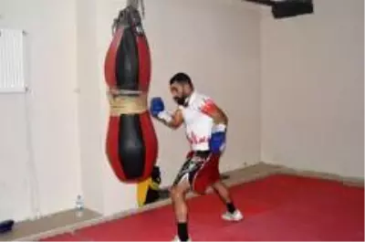 Ağrılı kick boksçular milli sporcu olmak için ter döküyor Ağrılı kick boksçular milli sporcu olmak için ter döküyor