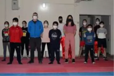 Ağrılı kick boksçular milli sporcu olmak için ter döküyor Ağrılı kick boksçular milli sporcu olmak için ter döküyor