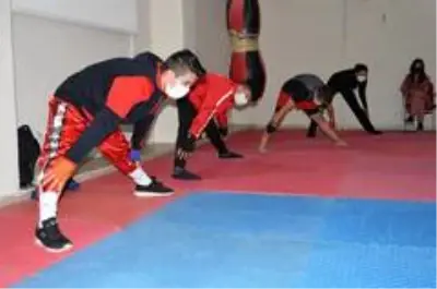 Ağrılı kick boksçular milli sporcu olmak için ter döküyor Ağrılı kick boksçular milli sporcu olmak için ter döküyor