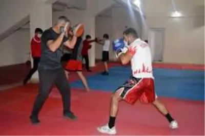 Ağrılı kick boksçular milli sporcu olmak için ter döküyor Ağrılı kick boksçular milli sporcu olmak için ter döküyor