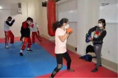 Ağrılı kick boksçular milli sporcu olmak için ter döküyor Ağrılı kick boksçular milli sporcu olmak için ter döküyor