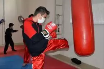 Ağrılı kick boksçular milli sporcu olmak için ter döküyor Ağrılı kick boksçular milli sporcu olmak için ter döküyor