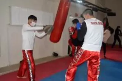 Ağrılı kick boksçular milli sporcu olmak için ter döküyor Ağrılı kick boksçular milli sporcu olmak için ter döküyor