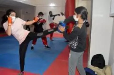 Ağrılı kick boksçular milli sporcu olmak için ter döküyor Ağrılı kick boksçular milli sporcu olmak için ter döküyor