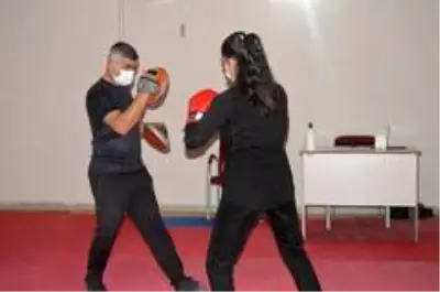 Ağrılı kick boksçular milli sporcu olmak için ter döküyor Ağrılı kick boksçular milli sporcu olmak için ter döküyor