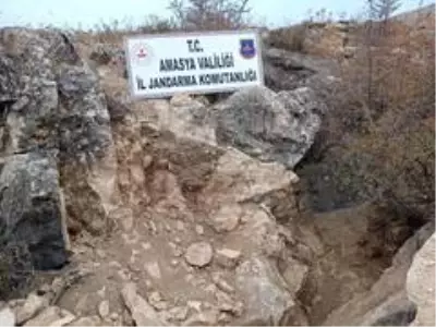 Amasya'da arkeolojik sit alanında kaçak kazıya 6 gözaltı Amasya'da arkeolojik sit alanında kaçak kazıya 6 gözaltı