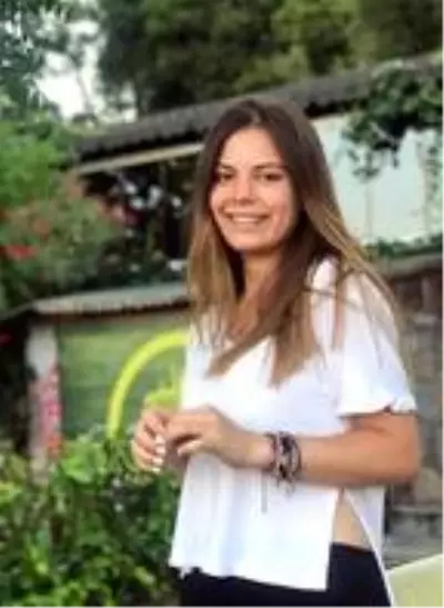 Anne ve babası işitme engelli olan Deniz, işaret dili eğitmeni oldu Anne ve babası işitme engelli olan Deniz, işaret dili eğitmeni oldu