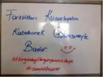 Anne ve babası işitme engelli olan Deniz, işaret dili eğitmeni oldu Anne ve babası işitme engelli olan Deniz, işaret dili eğitmeni oldu