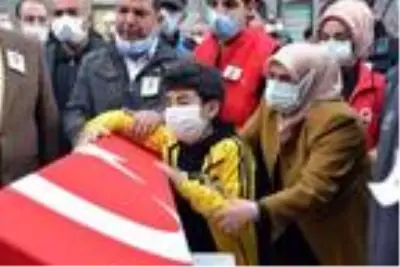 Şehidimizin evladı, babasının tabutunun karşısına geçip selam durdu! Tören bitene kadar elini indirmedi Şehidimizin evladı, babasının tabutunun karşısına geçip selam durdu! Tören bitene kadar elini indirmedi