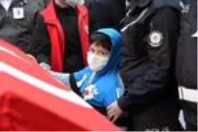 Şehidimizin evladı, babasının tabutunun karşısına geçip selam durdu! Tören bitene kadar elini indirmedi Şehidimizin evladı, babasının tabutunun karşısına geçip selam durdu! Tören bitene kadar elini indirmedi