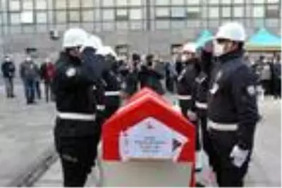 Şehidimizin evladı, babasının tabutunun karşısına geçip selam durdu! Tören bitene kadar elini indirmedi Şehidimizin evladı, babasının tabutunun karşısına geçip selam durdu! Tören bitene kadar elini indirmedi