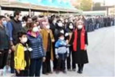 Şehidimizin evladı, babasının tabutunun karşısına geçip selam durdu! Tören bitene kadar elini indirmedi Şehidimizin evladı, babasının tabutunun karşısına geçip selam durdu! Tören bitene kadar elini indirmedi