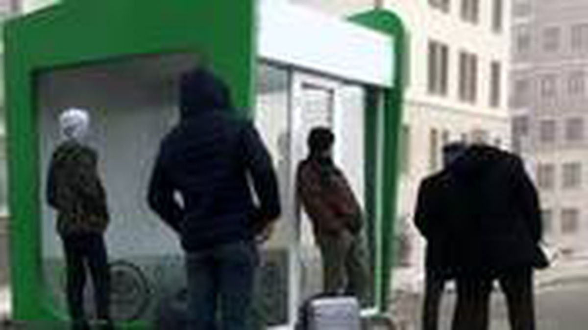20 derecede otobüs bekliyorlar! Sarıkamış Belediyesi'nin koyduğu kapalı durakların kilitli olması vatandaşı isyan ettirdi