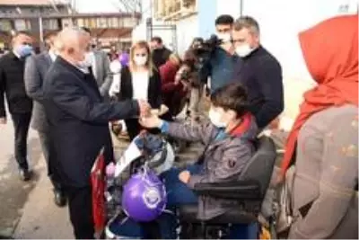 Afyonkarahisar Belediyesi 10 engelliye akülü araç dağıttı Afyonkarahisar Belediyesi 10 engelliye akülü araç dağıttı