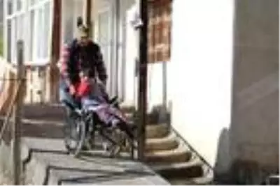 Hayatını engelli kızları ile anne ve babasına adadı