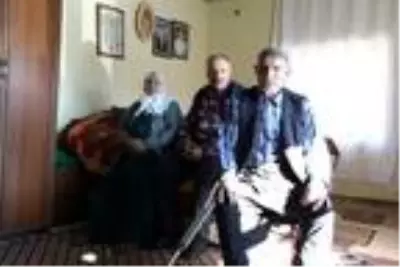 Hayatını engelli kızları ile anne ve babasına adadı